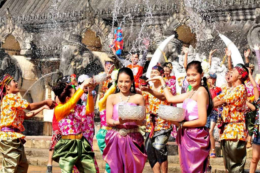 Hoà mình vào không khí sôi động của lễ hội té nước Songkran Thái Lan